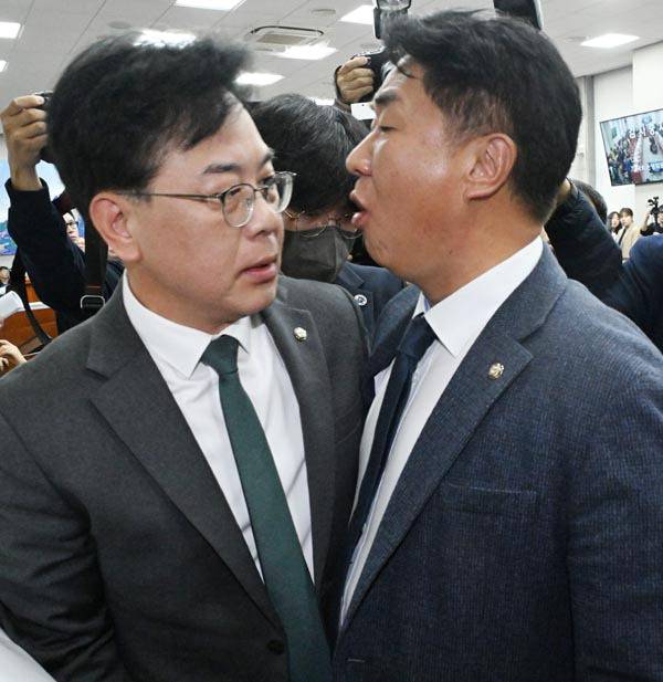 국민의힘 송언석 원내대표와 더불어민주당 이기헌 의원이 6일 국회 운영위원회의 대통령실 국정감사가 정회된 직후 퇴장하면서 ‘배치기’를 하고 있다.  김정록 기자