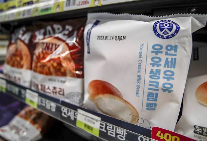 A bread branded by Yonsei University is sold at a convenience store in Seoul beside another pastry branded by Korea University. (Newsis)