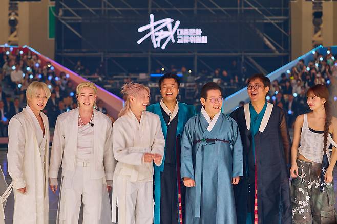 President Lee Jae Myung (fifth from left) poses for a picture with Park Jin-young (fourth from left) and Culture Minister Chae Hwi-young (second from right), co-chairs of the Presidential Committee on Popular Culture Exchange, during the committee's launch ceremony at Kintex in Goyang, Gyeonggi Province, Oct. 1. (Presidential Office)