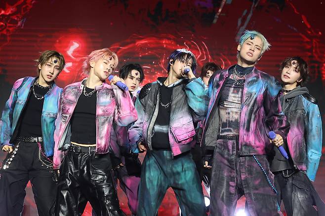 Members of boy band Newbeat perform the band's song ″Flip the Coin″ during the band's debut showcase held on March 24 at the Ilchi Art Hall in southern Seoul. [YONHAP]