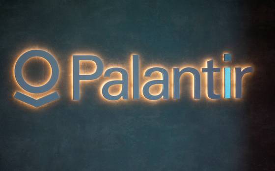 The logo of U.S. software company Palantir Technologies is seen in Davos, Switzerland, on May 22, 2022. [REUTERS/YONHAP]