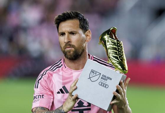 Inter Miami forward Lionel Messi holds the 2025 MLS Golden Boot before an MLS match against Nashville SC at Chase Stadium in Fort Lauderdale, Florida, on Oct. 24. [EPA/YONHAP]