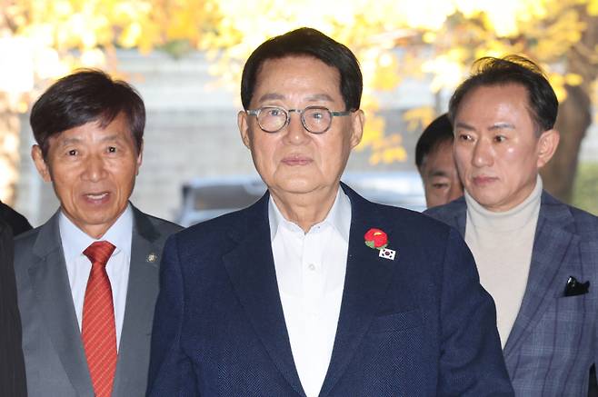 박지원 전 국가정보원장이 5일 서울중앙지법에서 열린 결심 공판에 출석하고 있다. 연합뉴스