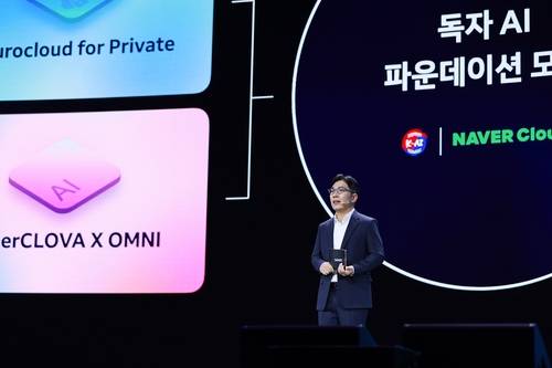 6일 서울 강남구 코엑스에서 열린 팀네이버 통합 컨퍼런스 ‘단25(DAN25)’에서 김유원 네이버클라우드 대표가 발표하고 있다. 네이버 제공