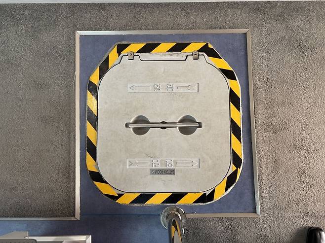 6일 한강버스 좌석 옆에 설치된 해치. 이찬희 기자