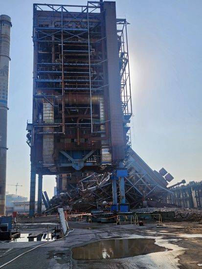 울산 남구 한국동서발전 울산화력발전소 철거 현장에서 6일 오후 보일러 타워 붕괴 사고가 발생해 소방대원들이 대형 크레인과 중장비를 투입해 구조 작업을 진행하고 있다. /독자 제공