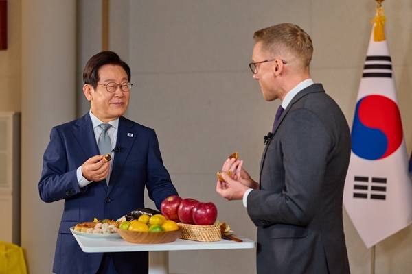 ▲ 이재명 대통령이 CNN과 인터뷰에서 황남빵을 먹는 장면. 사진=대통령실 제공