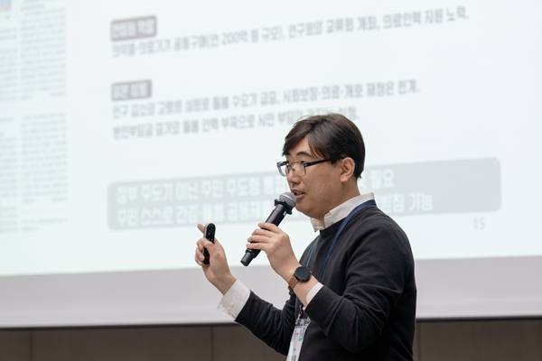 ▲2025 지역신문 컨퍼런스에서 발표하고 있는 최다니엘 원주투데이 기자. 사진=2025 지역신문 컨퍼런스 사무국 제공.