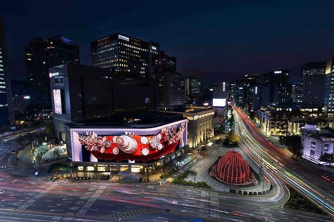 신세계백화점은 ‘시간을 잇는 마법의 세계’라는 주제의 크리스마스 영상을 오는 7일 초대형 미디어 파사드 신세계스퀘어에 공개한다고 6일 밝혔다. [신세계백화점 제공]