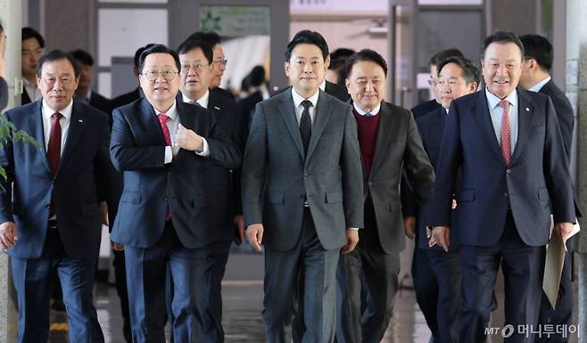 (대전=뉴스1) 김기태 기자 = 장동혁 국민의힘 대표가 5일 대전시청에서 열린 국민의힘 충청권 지역민생 예산정책협의회에 시도지사와 함께 이동하고 있다. 2025.11.5/뉴스1 Copyright (C) 뉴스1. All rights reserved. 무단 전재 및 재배포, AI학습 이용 금지. /사진=(대전=뉴스1) 김기태 기자