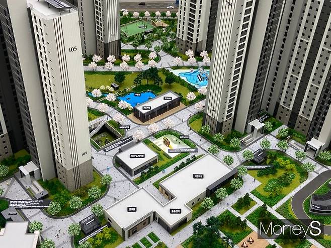 인하대역 수자인 로이센트는 건폐율 14.99%로 쾌적함이 장점이다. 사진은 인하대역 수자인 로이센트 모형. /사진=최성원 기자