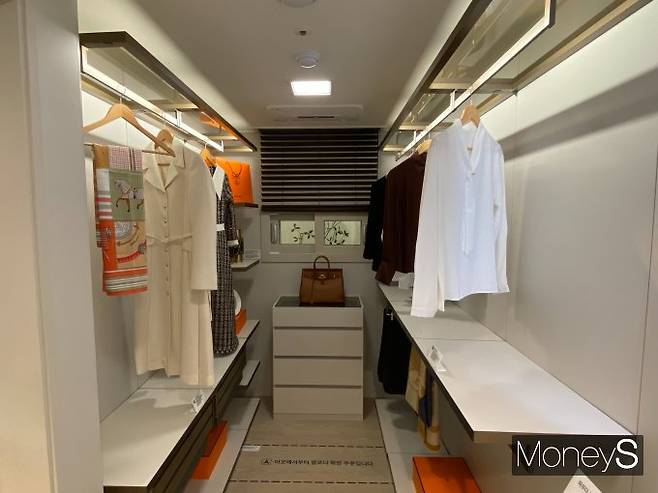 101㎡ 타입은 넓은 개방감이 느껴지지만 크기에 비해 작은 드레스룸이 아쉬웠다. 사진은 101㎡ 타입 드레스룸. /사진=최성원 기자