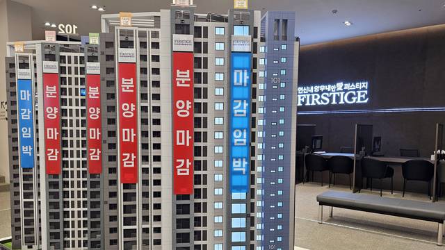 3일 오전 서울 미분양아파트 모델하우스에서 잔여세대 상담을 진행하고 있다. 윤성호 기자