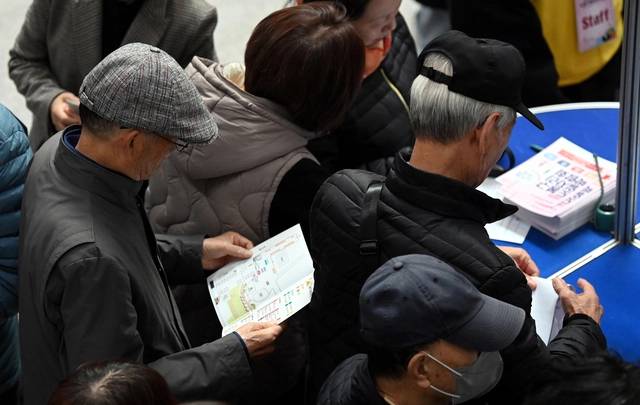 재취업을 원하는 은퇴자들이 서울 도봉구청 일자리박람회 행사장에서 구인 기업 목록을 살펴보고 있다. 박윤슬 기자