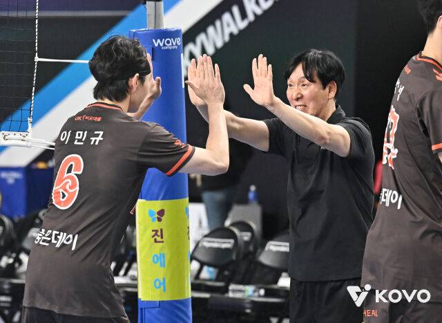 이민규와 하이파이브하는 신영철 감독./KOVO