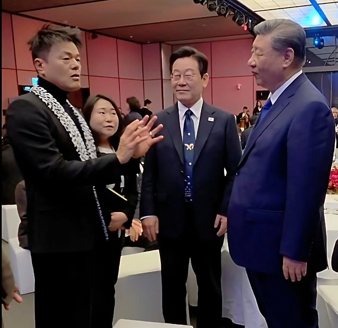 지난 1일 경주에서 진행된 국빈 만찬에서 박진영(왼쪽부터) 대중문화교류위원회 공동위원장, 이재명 대통령, 시진핑 중국 국가주석이 대화하고 있다.  [박진영 위원장 SNS]