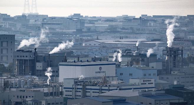 정부가 6일 ‘2035 국가 온실가스 감축 목표’(2035 NDC) 공청회를 통해 온실가스 감출 목표 최종 후보안을 공개했다. 이날 공개된 감축 목표 안은 2035년까지 2018년 대비 ‘50∼60%’ 또는 ‘53∼60%’ 2개다. 사진은 이날 오전 경기도 안산시의 한 전망대에서 바라본 시화공업단지의 모습 안산=임세준 기자