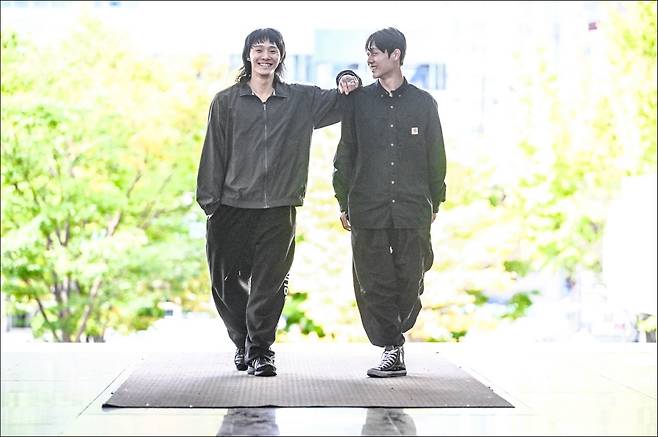 지난해 엠넷 ‘스테이지 파이터’ 출연 이후 ‘기무간지’라는 별칭을 얻은 무용수 기무간(왼쪽)과 서울시무용단 단원 노연택이 신작 ‘미메시스’에서 호흡을 맞춘다. [서울시무용단 제공]