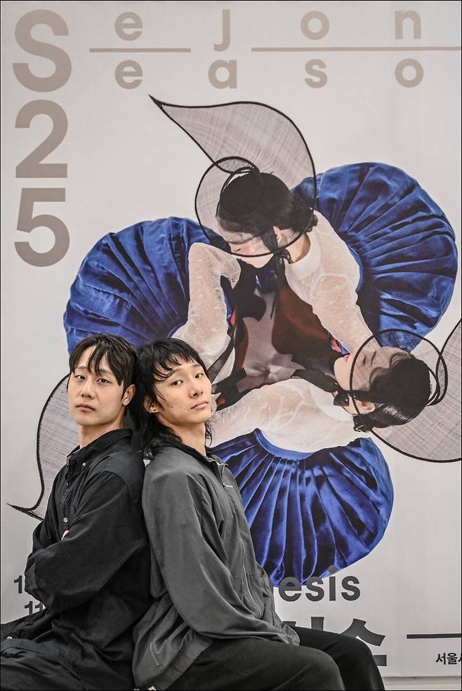 지난해 엠넷 ‘스테이지 파이터’ 출연 이후 ‘기무간지’라는 별칭을 얻은 무용수 기무간(오른쪽)과 서울시무용단 단원 노연택이 신작 ‘미메시스’에서 호흡을 맞춘다. [서울시무용단 제공]