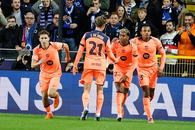 [브뤼헤=AP/뉴시스] 스페인 프로축구 프리메라리가 바르셀로나의 라민 야말(오른쪽 2번째). 2025.11.05.