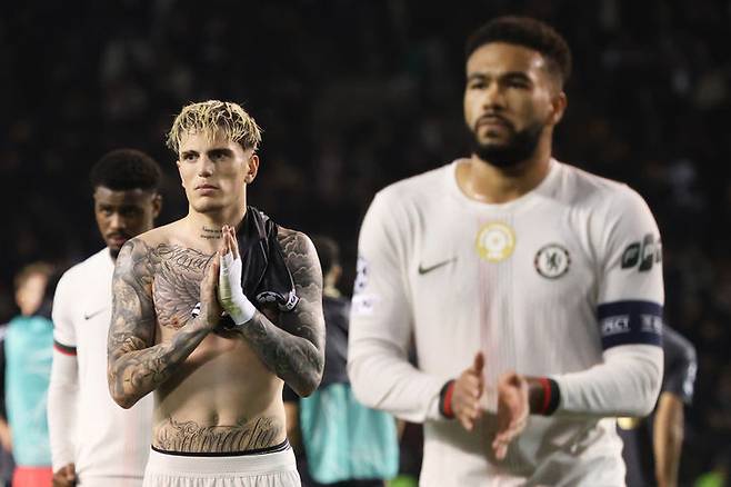 [바쿠=AP/뉴시스] 잉글랜드 프로축구 프리미어리그(EPL) 첼시의 알레한드로 가르나초(왼쪽). 2025.11.05.