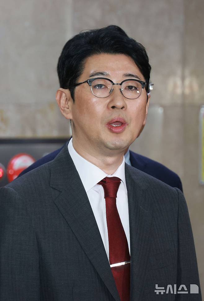 [서울=뉴시스] 고승민 기자 = 주진우 국민의힘 의원이 6일 서울 여의도 국회에서 열린 운영위원회의 대통령비서실 등 국정감사에서 감사가 중지된 후 신상발언 시간 동안 벌어진 정쟁에 대해 기자회견을 하고 있다. 2025.11.06. kkssmm99@newsis.com