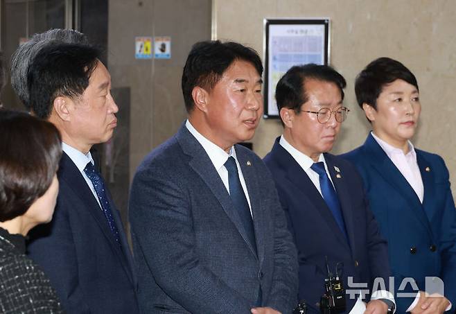 [서울=뉴시스] 고승민 기자 = 이기헌 등 더불어민주당 운영위원들이 6일 서울 여의도 국회에서 열린 운영위원회의 대통령비서실 등 국정감사에서 감사가 중지된 후 정쟁 과정서 발생한 물리적 충돌에 대한 기자회견을 하고 있다. 2025.11.06. kkssmm99@newsis.com
