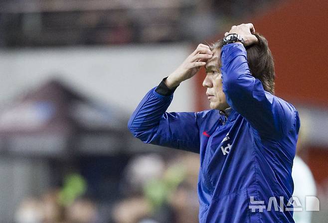 [서울=뉴시스] 김근수 기자 = 홍명보 대한민국 축구대표팀 감독이 지난달 14일 오후 서울 마포구 서울월드컵경기장에서 열린 하나은행 초청 축구국가대표팀 친선경기 대한민국과 파라과이의 경기 후반 경기장을 바라보며 머리를 만지고 있다. 2025.10.14. ks@newsis.com