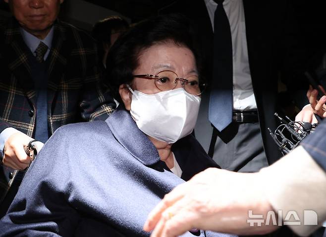 [서울=뉴시스] 조성우 기자 = 금거북이 등 금품을 건네고 인사를 청탁했다는 의혹을 받는 이배용 전 국가교육위원장이 6일 오전 서울 종로구 KT광화문빌딩 웨스트에 마련된 김건희 여사 관련 의혹을 수사하는 민중기 특별검사 사무실에 참고인 신분으로 출석하고 있다. 2025.11.06. xconfind@newsis.com