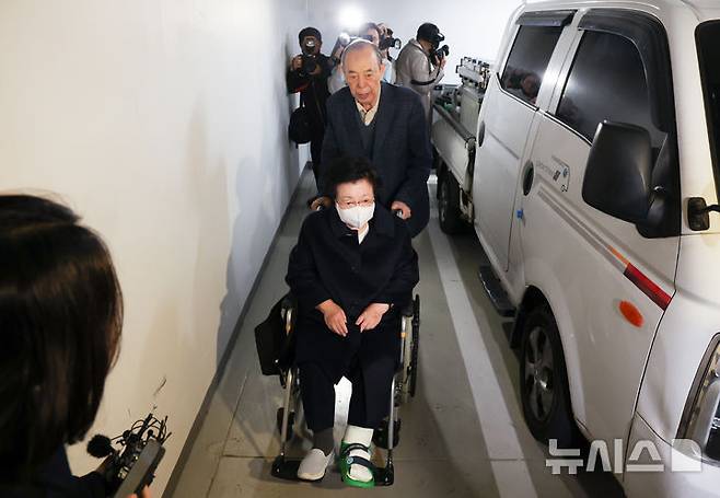 [서울=뉴시스] 조성우 기자 = 금거북이 등 금품을 건네고 인사를 청탁했다는 의혹을 받는 이배용 전 국가교육위원장이 6일 오전 서울 종로구 KT광화문빌딩 웨스트에 마련된 김건희 여사 관련 의혹을 수사하는 민중기 특별검사 사무실에 참고인 신분으로 출석하고 있다. 2025.11.06. xconfind@newsis.com