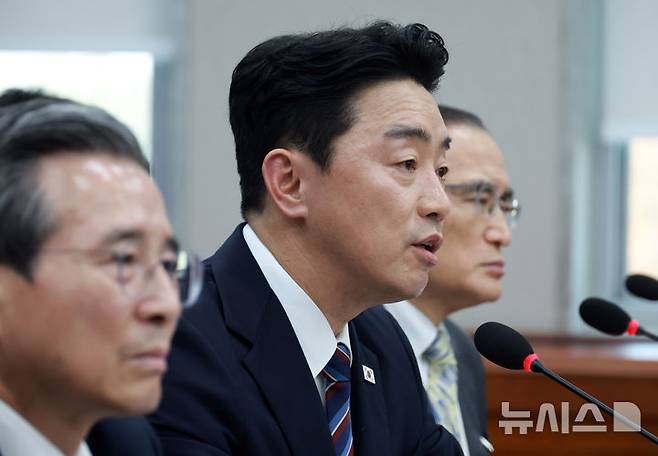 [서울=뉴시스] 고승민 기자 = 강훈식 대통령 비서실장이 6일 서울 여의도 국회에서 열린 운영위원회의 대통령비서실 등 국정감사에서 의원 질의에 답하고 있다. 2025.11.06. kkssmm99@newsis.com