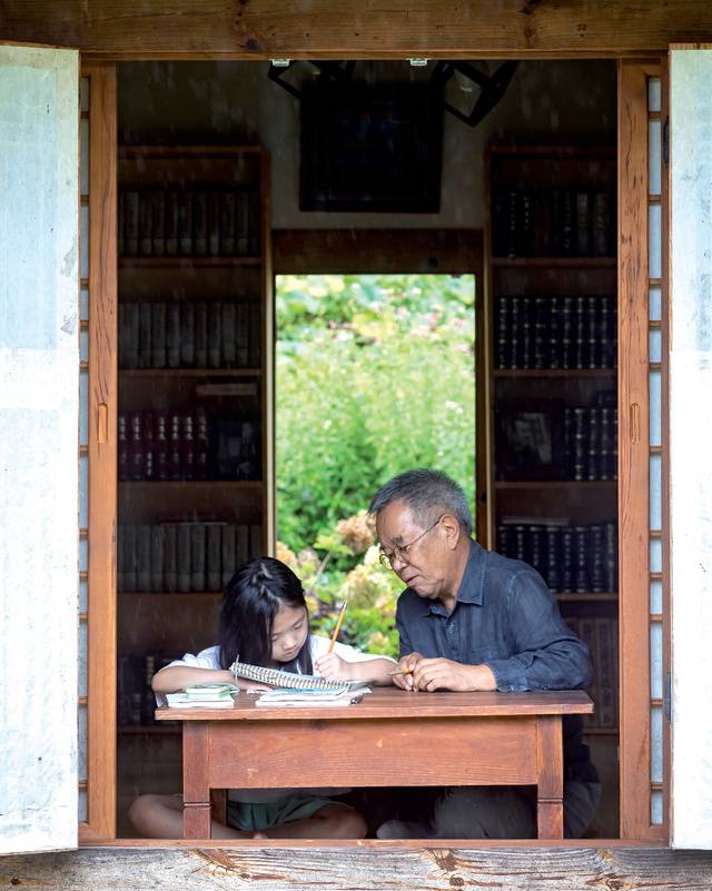 김용택 시인이 자신의 서재 ‘회문재(回文齋)’에서 한 아이에게 글 쓰는 법을 가르치고 있다.
