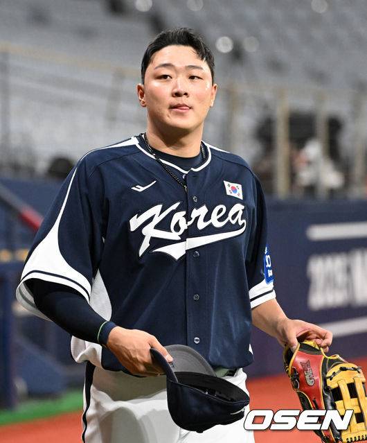 [OSEN=고척, 조은정 기자]류지현 감독이 이끄는 야구 대표팀이 5일 고척스카이돔에서 훈련을 진행했다.대표팀은 오는&nbsp;8일과 9일&nbsp;고척스카이돔에서 열리는 2025 K-베이스볼 시리즈 체코 대표팀과의 2경기를 시작으로&nbsp;15일과 16일 양일에 걸쳐 도쿄돔에서 일본 대표팀과 2경기를 치른다.&nbsp;야구 대표팀 이재원이 훈련을 나서고 있다. 2025.11.05 /cej@osen.co.kr