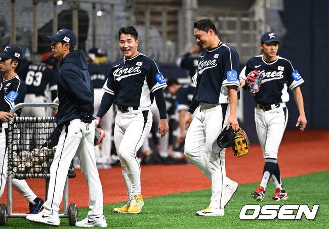 [OSEN=고척, 조은정 기자]류지현 감독이 이끄는 야구 대표팀이 5일 고척스카이돔에서 훈련을 진행했다.대표팀은 오는&nbsp;8일과 9일&nbsp;고척스카이돔에서 열리는 2025 K-베이스볼 시리즈 체코 대표팀과의 2경기를 시작으로&nbsp;15일과 16일 양일에 걸쳐 도쿄돔에서 일본 대표팀과 2경기를 치른다.&nbsp;야구대표팀 안현민, 이재원이 훈련을 위해 이동하고 있다. 2025.11.05 /cej@osen.co.kr