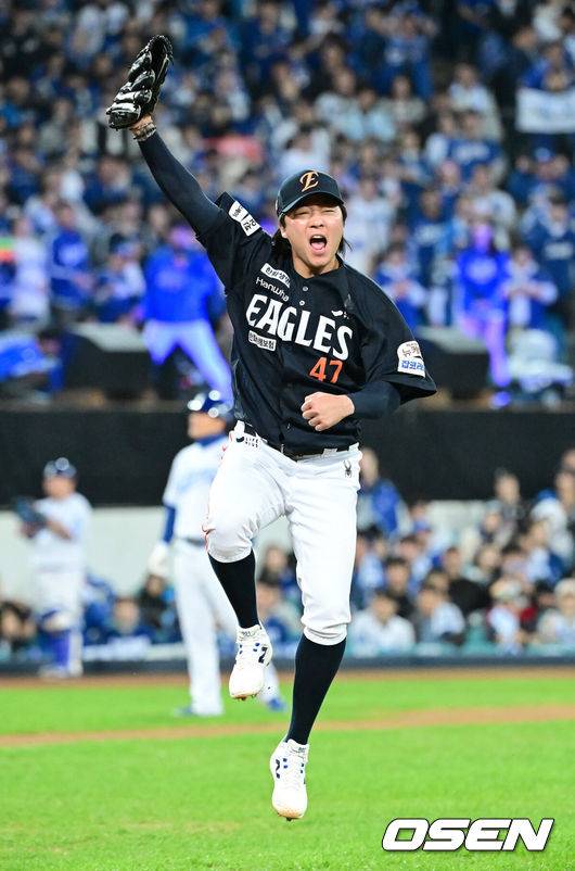 [OSEN=대구, 최규한 기자] 4회말 2사 2루 상황 삼성 박병호를 삼진으로 이끌며 실점없이 이닝을 막아낸 한화 투수 김범수가 환호하고 있다. 2025.10.22 / dreamer@osen.co.kr