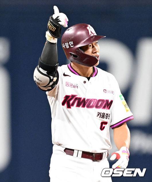 [OSEN=고척, 이대선 기자] 9일 오후 서울 고척스카이돔에서 2025 신한 SOL Bank KBO리그 키움 히어로즈와 LG 트윈스의 경기가 열렸다.키움은 알칸타라, LG는 톨허스트를 선발 투수로 내세웠다.6회말 무사 1,2루에서 키움 송성문이 우전 적시 2루타를 치고 환호하고 있다. 2025.09.09 /sunday@osen.co.kr