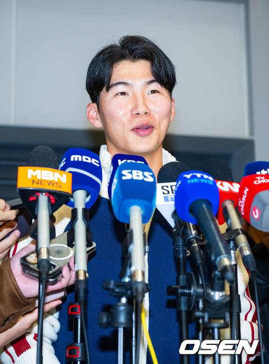 [OSEN=인천공항, 민경훈 기자] 미국프로야구 메이저리그(MLB)&nbsp;LA 다저스의 김혜성이 6일 오후 인천국제공항을 통해 귀국했다.김혜성은 메이저리그 진출 첫 해 우승반지를 거머쥐는 영광을 누렸다. 한국인 메이저리거 야수로는 역대 최초로 월드시리즈 우승반지를 차지한 김혜성은 올해 71경기 출전, 타율 0.280(161타수 45안타), 3홈런 17타점 19득점, 13도루(1실패), 출루율 0.314 장타율 0.385, OPS 0.699의 기록으로 정규시즌을 마무리했다.김혜성이 입국장 앞에서 인터뷰를 하고 있다. 2025.11.06 /rumi@osen.co.kr