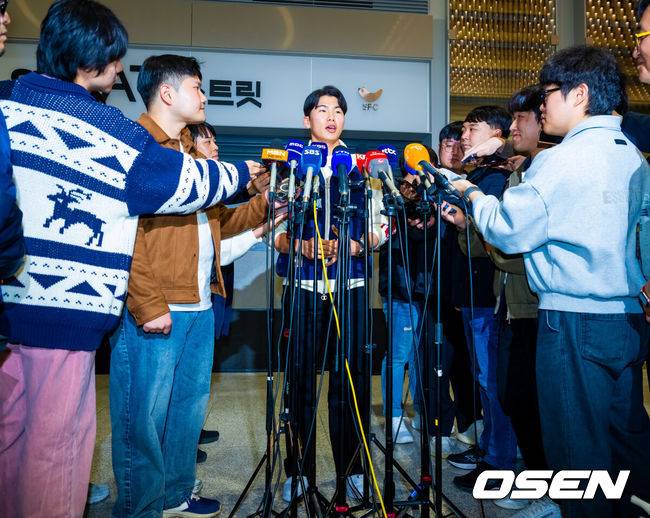 [OSEN=인천공항, 민경훈 기자] 미국프로야구 메이저리그(MLB) LA 다저스의 김혜성이 6일 오후 인천국제공항을 통해 귀국했다.김혜성은 메이저리그 진출 첫 해 우승반지를 거머쥐는 영광을 누렸다. 한국인 메이저리거 야수로는 역대 최초로 월드시리즈 우승반지를 차지한 김혜성은 올해 71경기 출전, 타율 0.280(161타수 45안타), 3홈런 17타점 19득점, 13도루(1실패), 출루율 0.314 장타율 0.385, OPS 0.699의 기록으로 정규시즌을 마무리했다.김혜성이 입국장 앞에서 인터뷰를 하고 있다. 2025.11.06 /rumi@osen.co.kr