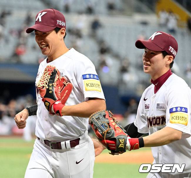 [OSEN=고척, 지형준 기자] 29일 오후 서울 고척스카이돔에서 ‘2021 신한은행 SOL KBO리그’ 키움 히어로즈와 KT 위즈의 경기가 열렸다.7회초 1사 만루에서 키움 송성문, 김혜성이 KT 유한준을 4-6-3 병살로 처리하며 기뻐하고 있다.&nbsp;2021.10.29 /jpnews@osen.co.kr