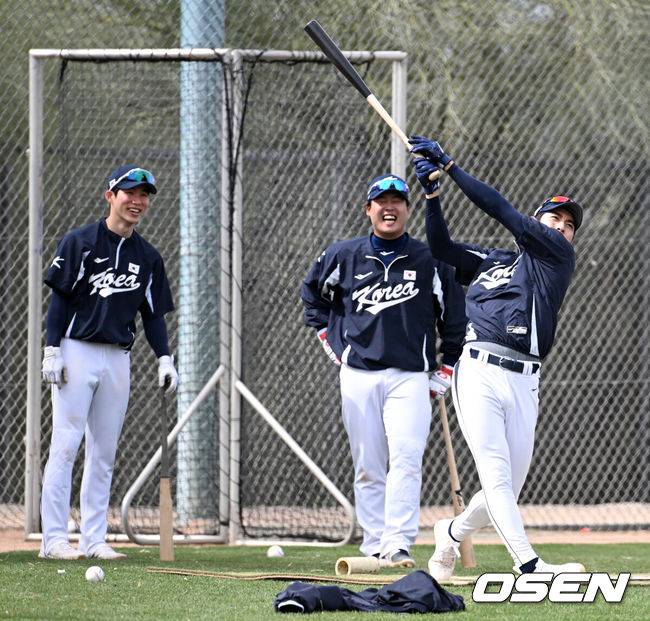 [OSEN=투손(미국 애리조나주), 지형준 기자] 이강철 감독이 이끄는 한국 야구대표팀이 21일(한국시간) 미국 애리조나주 투손 키노 스포츠컴플렉스에서 훈련을 가졌다.&nbsp;대표팀 김혜성, 강백호, 이정후가 타격 훈련을 하며 즐거워하고 있다. /jpnews@osen.co.kr