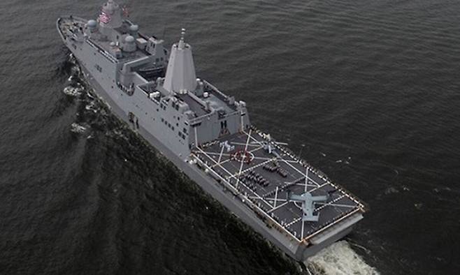 승조원과 항공기 등을 싣고 바다를 가르는 미 해군&nbsp;강습상륙함&nbsp;USS 뉴욕의 위용. 소형 항공모함을 연상케 하는 이 함정&nbsp;제작에는 9·11 테러 당시 무너져 내린 뉴욕 맨해튼 WTC 건물 잔해에서 수거한 약 7.5t의 재활용 철강이 쓰였다. 미 전쟁부 홈페이지