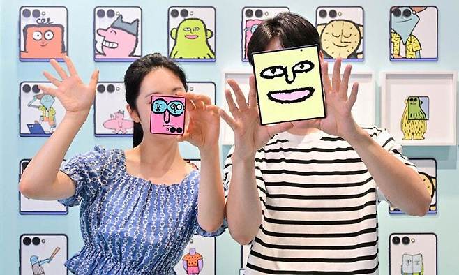 서울 코엑스 '더 갤럭시 언폴더스' 체험존 방문객들이 '갤럭시 Z 폴드7'의 대화면과 '갤럭시 Z 플립7'의 커버 디스플레이를 활용해 '뉴페이스 셀피'를 촬영하는 모습. 삼성전자 제공