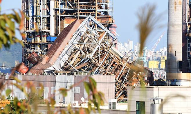 6일 울산 남구 용잠동 한국동서발전 울산화력발전소에서 대형 구조물이 무너져 작업자 7명이 매몰되어 있다. 뉴시스