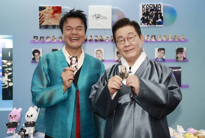 이재명 대통령과 박진영 대중문화교류위원회 공동위원장 - 이재명 대통령이 1일 경기 고양시 킨텍스에서 열린 대중문화교류위원회 출범식에서 박진영 대중문화교류위원회 공동위원장과 K컬처 체험존에서 기념 촬영을 하고 있다. 2025.10.1 [대통령실통신사진기자단]