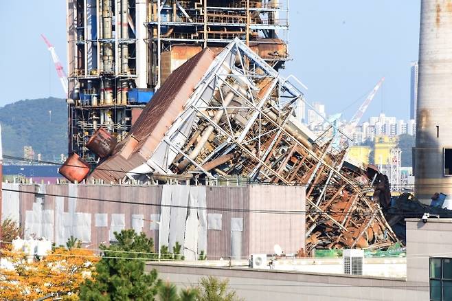 한국동서발전 울산화력발전소 대형 구조물 붕괴 - 6일 오후 울산 남구 용잠동 한국동서발전 울산화력발전소에서 대형 구조물이 무너져 작업자 7명이 매몰되어 있다.2025.11.06 뉴시스