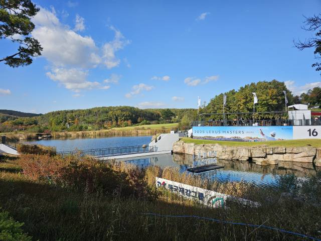 KPGA 투어 렉서스 마스터즈가 열린 경기 여주의 페럼클럽 16번 홀에 설치된 ‘어메이징 브릿지’.