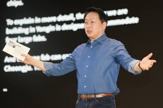 최태원 SK그룹 회장이 3일 서울 강남구 코엑스 오디토리움에서 열린 'SK AI 서밋 2025' 키노트 세션에서 'AI Now & Next'를 주제로 기조연설을 하고 있다. 연합뉴스