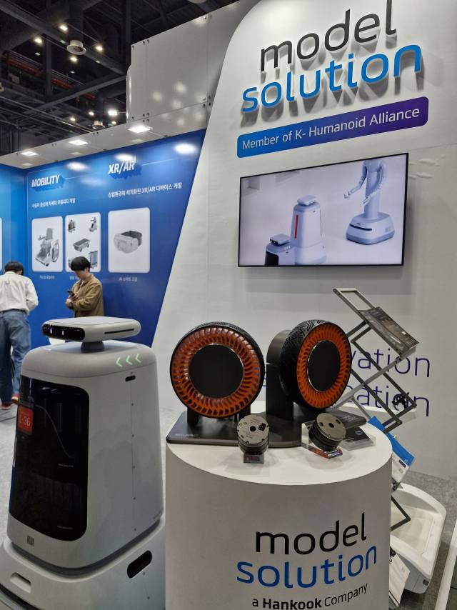 5일 일산 킨텍스에서 열린 로보월드 모델솔루션 부스에 위즈진이 공동개발한 로봇 관절용 초소형 액추에이터가 전시돼 있는 모습.