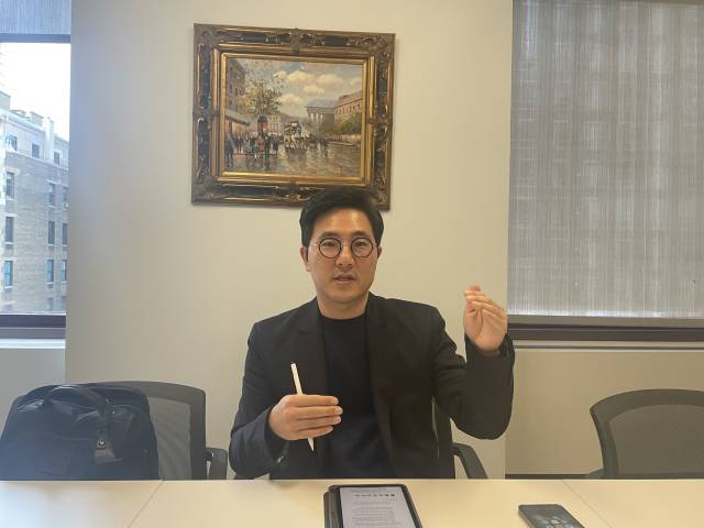 한동훈 앰플리파이ETFs 자산운용사 아시아 사업담당 총괄 상무가 지난달 28일 삼성자산운용 뉴욕지점 사무실에서 서울경제신문과 인터뷰를 진행하고 있다. 사진=이정훈 기자