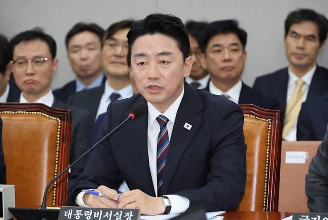 강훈식 대통령 비서실장이 11월6일 서울 여의도 국회에서 열린 운영위원회의 대통령비서실과 국가안보실, 대통령경호처 등에 대한 국정감사에서 위원 질의에 답하고 있다. ⓒ연합뉴스